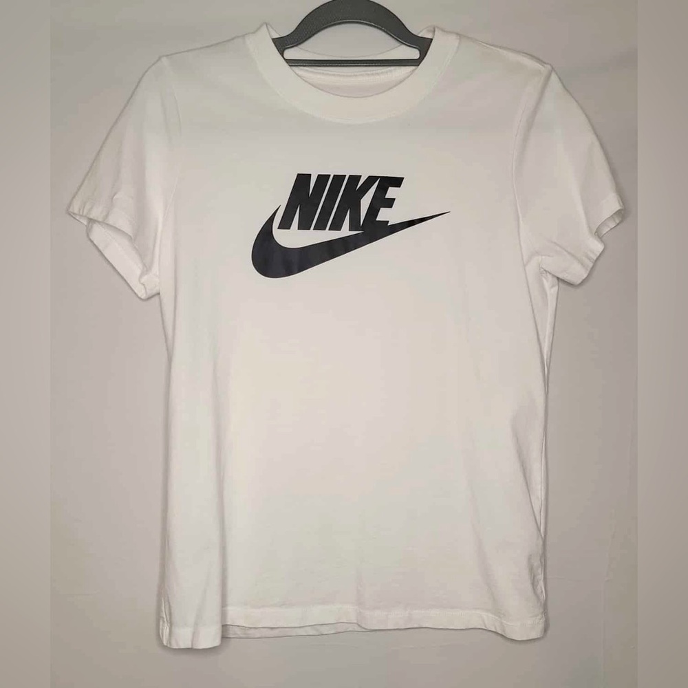 The Nike Tee Size Medium